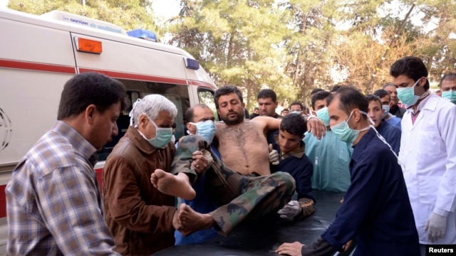 Một binh sĩ quân đội Syria bị thương trong vụ tấn công gần Aleppo được đưa đến bệnh viện, 19/3/2013