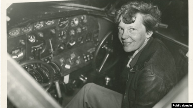 Phi công Amelia Earhart trong buồng lái của phi cơ