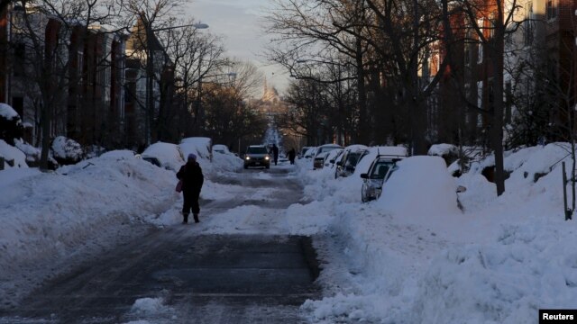 En algunos suburbios de la ciudad de Washington cayeron hasta 76 centímetros de nieve y en Baltimore se batió récord con 74 centímetros de acumulación.