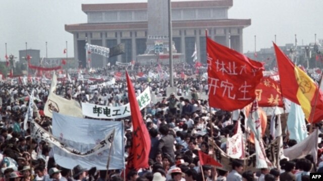 Hàng trăm ngàn người Trung Quốc, phần lớn là sinh viên học sinh, biểu tình đòi dân chủ ở Quảng trường Thiên an môn ở Bắc Kinh, 17/05/1989