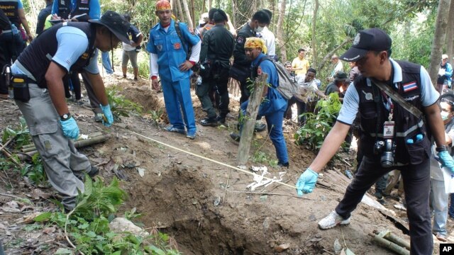 Cảnh sát đo kích thước ngôi mộ trong tỉnh Songkhla ở miền nam Thái Lan, ngày 2/5/2015.