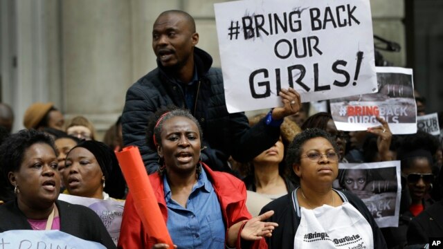 Người biểu tình phản đối vụ bắt cóc các bé gái ở Nigeria, gần Cao ủy Nigeria ở London, 9/5/2014.