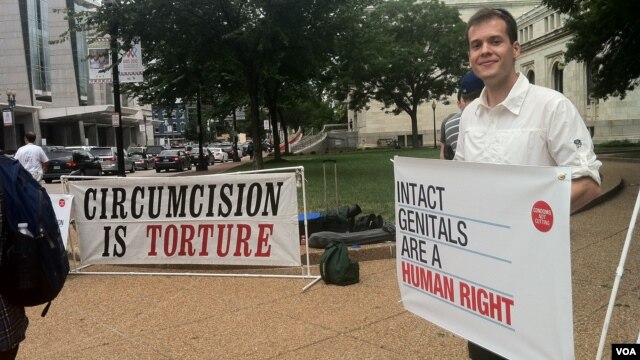 Christopher Keyhaw dice que el procedimiento es "una tortura" y "una violación a los derechos humanos".