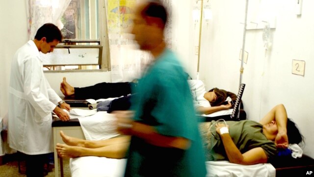 Doctores cubanos atienden pacientes en un hospital. El número de casos del cólera en Cuba aumentó sensiblemente.