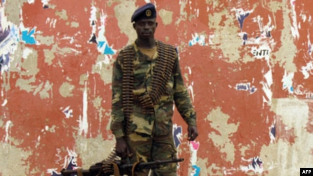 Soldado guineense estacionado numa rua de Bissau