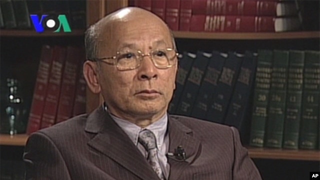 Lao Monghay is an independent analyst stopped by VOA Khmer, file photo.