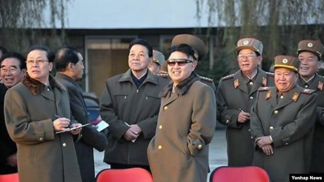 20일 조선인민군 제534군부대 직속 기마중대 훈련장을 시찰하는 북한 김정은 국방위원회 제1위원장. 조선중앙통신 보도.