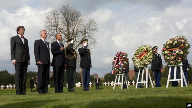 Tổng thống Obama tại buổi lễ đặt vòng hoa vinh danh các binh sĩ Mỹ đã hy sinh trong cuộc đấu tranh để cứu Châu Âu trong Thế chiến thứ nhất tại Waregem, Bỉ, ngày 26/3/2014.