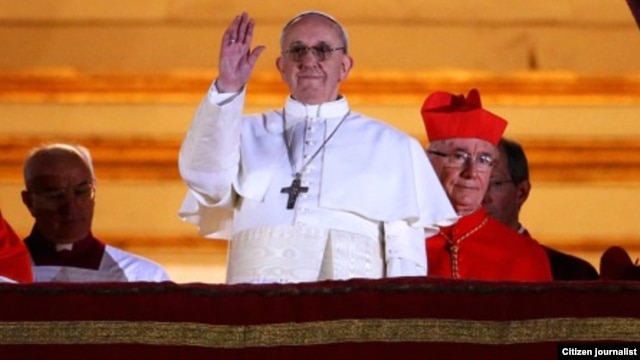 Tân Giáo hoàng Francis xuất hiện trên ban công của Vương Cung Thánh Đường Thánh Phêrô, ngày 13/3/2013.