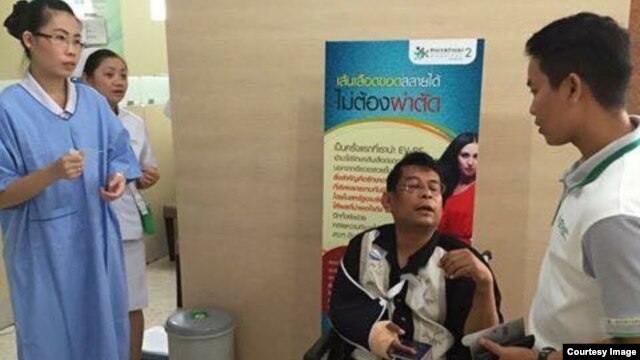 លោក​ ញ៉យ ចំរើន ​តំណាង​រាស្ត្រ​មណ្ឌល​កំពង់ចាម​ នៅ​ក្នុង​កៅអី​រុញ​នៅ​មន្ទីរពេទ្យ​ Phyathai ក្នុង​ទី​ក្រុង​បាងកក ប្រទេស​ថៃ កាល​ពី​​ថ្ងៃ​​អង្គារ​ទី​២៧ ខែ​តុលា ឆ្នាំ​២០១៥ នៅ​ក្រោយ​​ពេល​​​​លោក​ត្រូវ​បាន​​បាតុករ​វាយ​ទាត់​ធាក់​នៅ​ខាង​ក្រៅ​បរិវេណ​​រដ្ឋសភា​ជាតិ​ក្នុង​រាជធានី​ភ្នំពេញ​កាល​ពី​ថ្ងៃ​ច័ន្ទ​។​​ (ផ្តល់​ដោយ​លោក ញ៉យ ចំរើន)