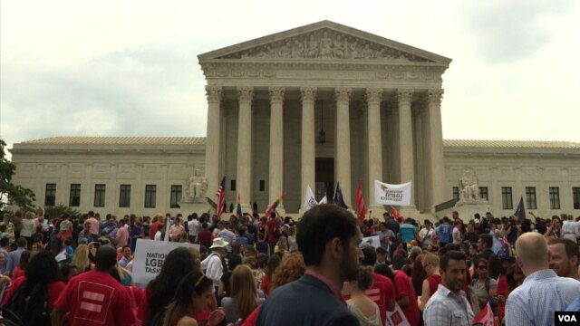 Scene in front of Supreme Court after ruling on Same Sex Marriage in Washington, D.C., June 26, 2015. (Photo: M. Burke / VOA)