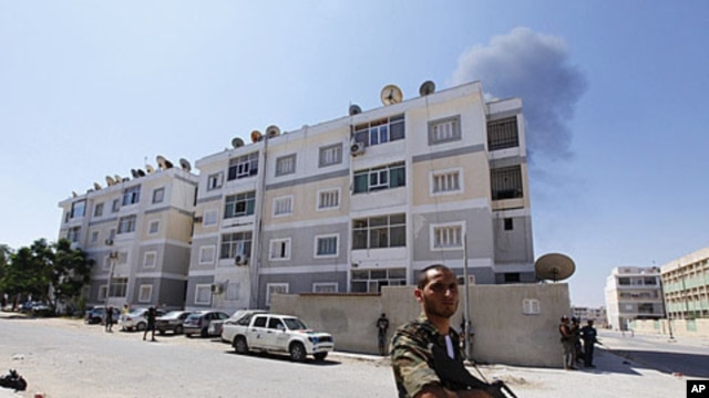 Rebel fighters secure a largely abandoned residential area during fighting in Abu Slim in Tripoli August 25, 2011