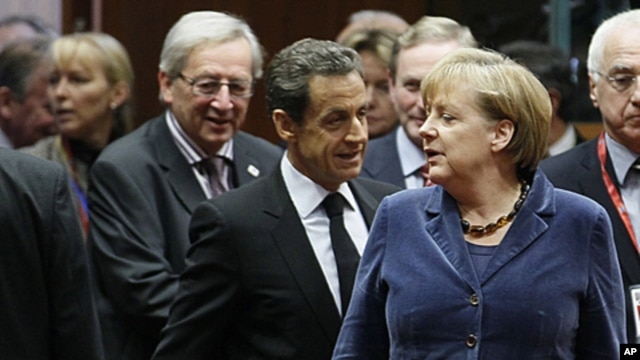 Luxembourg's Prime Minister Jean-Claude Juncker (L), France's President Nicolas Sarkozy (C) and Germany's Chancellor Angela Merkel (R) attend an European Union summit in Brussels, October 26, 2011.