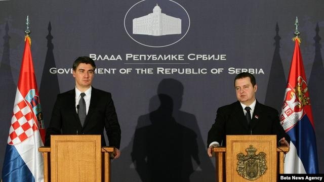 Premijer Srbije Ivica Dačić i premijer Hrvatske Zoran Milanović su novinarima dali izjave nakon današnjeg sastanka u Palati Srbija u Beogradu. 