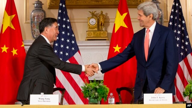 Tư liệu - Ngoại trưởng Mỹ John Kerry (phải) bắt tay Phó Thủ tướng Trung Quốc Uông Dương vào lúc bế mạc cuộc Đối thoại Chiến lược và Kinh tế Hoa Kỳ-Trung Quốc ở Washington, ngày 24 tháng 6, 2015.