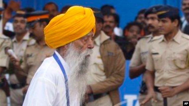 Pelari Inggris berusia 102 tahun, Fauja Singh, saat berpartisipasi dalam maraton di Mumbai, India (20/21). (AP/Rafiq Maqbool) 