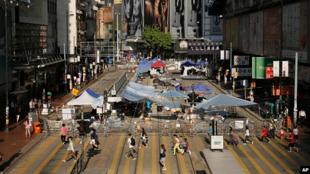 Sinh viên dựng trại trên một con đường chính trong khu Causeway Bay của Hong Kong, 10/10/14