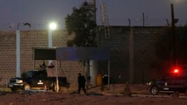 Lực lượng an ninh Jordan trước nhà tù Swaqa gần Amman, ngày 4/2/2015. Giới hữu trách Jordan đã treo cổ Sajida al-Rishawi, một phụ nữ Iraq bị kết án tử hình vì vai trò trong vụ đánh bom tự sát năm 2005 ở Amman và Ziad al-Karbouly, một người Iraq có liên hệ với al-Qaida để đáp trả vụ phi công al-Kaseasbeh bị thiêu chết.