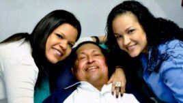 Hugo Chavez diapit oleh dua putrinya, Rosa Virginia (kanan) dan Maria setelah sebuah operasi di Havana, untuk kanker yang dideritanya.