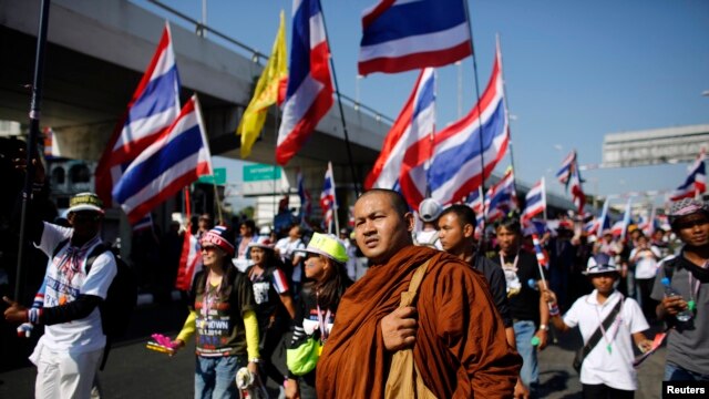 Người biểu tình chống chính phủ tuần hành ở trung tâm thủ đô Bangkok, ngày 13/1/2014.