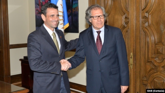 El goberandor del estado Miranda, Henrique Capriles, saluda al secretario general de la OEA, Luis Almagro.