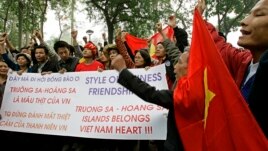 Biểu tình trước cửa đại sứ quán Trung Quốc tại Hà Nội (Ảnh tư liệu).