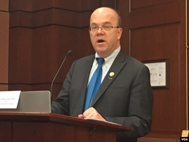 លោក James McGovern ​ប្រធាន​គណ:កម្មការ​សិទ្ធិមនុស្ស​នៃ​សភា​ស.រ.អា​ Tom Lantos ថ្លែង​ក្នុង​វេទិកា​ពិភាក្សា​អំពី​បញ្ហា​សិទ្ធិមនុស្ស​ក្នុង​ពិភពលោក​ នៅ​រដ្ឋធានី​វ៉ាស៊ីនតោន កាល​ពី​ថ្ងៃ​ព្រហស្បតិ៍​ ថ្ងៃ​ទី​៨ ខែធ្នូ ឆ្នាំ​២០១៦។ (សុខ ខេមរា/VOA)