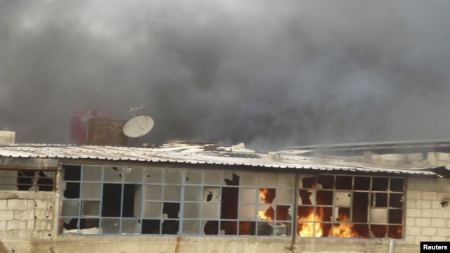 Una casa arde en Erbeen, cerca de Damasco, como resultado de lo que activistas dicen fue un ataque aéreo. El gobierno sirio podría estar utilizando también misiles Scud contra los rebeldes.