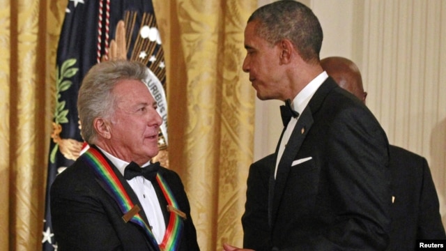 El presidente Obama saluda a Dustin Hoffman, durante la ceremonia de premiación de los Kennedy Center Honors en la Casa Blanca.