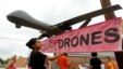 Beberapa demonstran membawa tulisan "Stop Killer Drones" (Hentikan Pesawat Tanpa Awak Pembunuh) di Fort McNair, di mana Presiden Barack Obama memberikan pidato (23/5). 