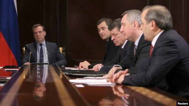 Russian Prime Minister Dmitry Medvedev (L) chairs a meeting with his deputies at the Gorki state residence outside Moscow, March 25, 2013.