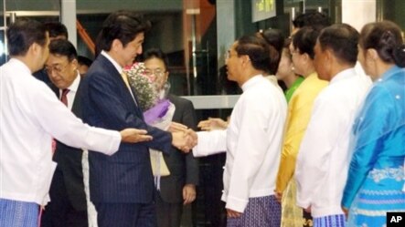 ဂ်ပန္၀န္ႀကီးခ်ဳပ္ ရွင္ဇိုအာဘဲ ျမန္မာႏိုင္ငံကို ေရာက္ရွိလာစဥ္။ (ေမလ ၂၄ ရက္၊ ၂၀၁၃)။