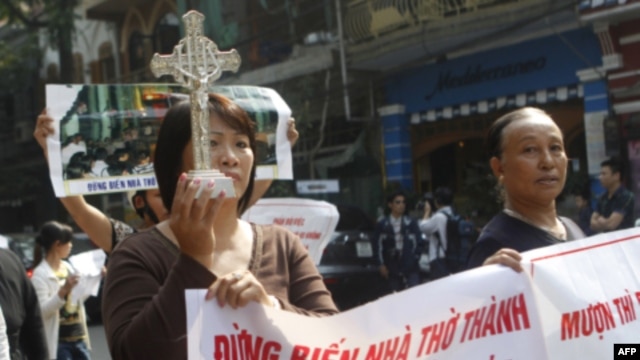 Giáo dân Thái Hà tuần hành ngày 18/11/11
