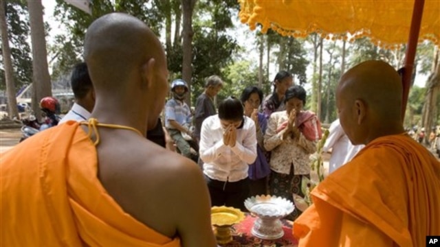 Cambodian Buddhist monks bless to Buddhist followers near Bayon temple in Siem Reap province, file photo. 