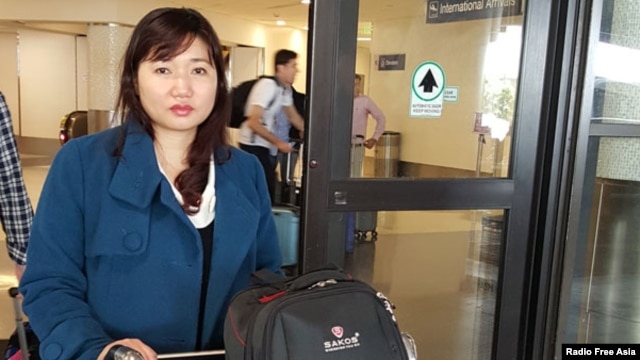 Chị Vũ Minh Khánh, vợ của luật sư Nguyễn Văn Đài tại sân bay Los Angeles hôm 14/4/2016.