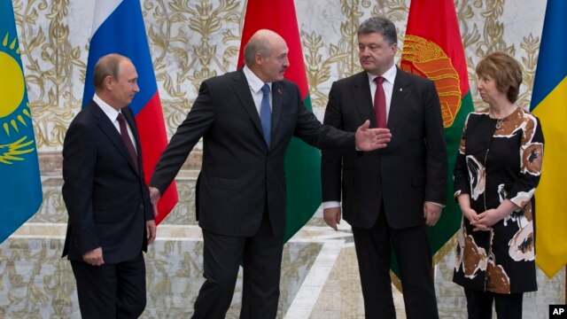 Tổng thống Belarus Alexander Lukashenko chào đón Tổng thống Nga Vladimir Putin (trái) và Tổng thống Ukraine Petro Poroshenko (thứ hai từ bên phải) tại Minsk, Belarus, ngày 26/8/2014.