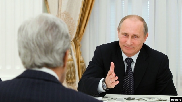 Tổng thống Nga Vladimir Putin n&oacute;i chuyện với Ngoại trưởng Mỹ John Kerry trong cuộc họp tại điện Kremlin ở Moscow, ng&agrave;y 7/5/2013.