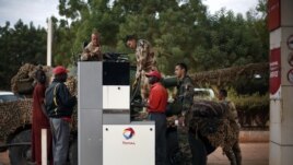 Sojojin Faransa na kara mai a cikin motarsu a garin Sevare dake kilomita 620 arewacin babban birnin Bamako. Junairu. 25, 2013. 