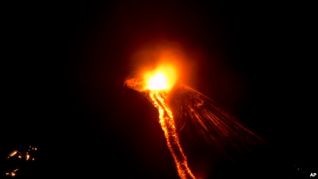 Lava fluye del volcán Momotombo en esta imagen tomada desde la comunidad rural de Papalonal, en León, Nicaragua. Dic. 2 de 2015.