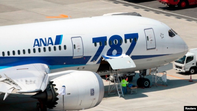 Máy bay Boering 787 Dreamliner của hãng hàng không ANA tại phi trường Okayama ở Nhật Bản.