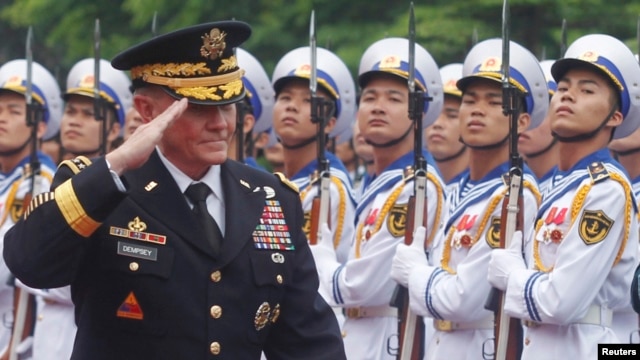 Tham mưu trưởng Liên Quân Hoa Kỳ Martin Dempsey duyệt hàng quân trong buổi lễ chào đón tại Bộ Quốc phòng ở Hà Nội, ngày 14/8/2014.