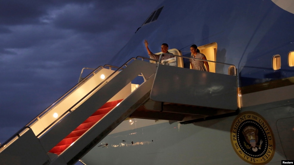 El presidente Barack Obama y su esposa Michelle, regresan de sus vacaciones en Massachusetts.