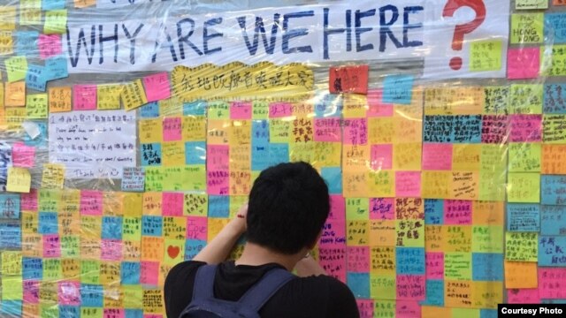 Sinh viên viết thông điệp ủng hộ dân chủ dán trên một bức tường ở Hong Kong. (Ảnh: Nguyễn Hoàng Thanh Tâm)