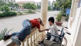 Nhiều cuộc nghiên cứu cho thấy sự phô nhiễm với hóa chất này gây ra các chứng bệnh ung thư và những dị tật bẩm sinh