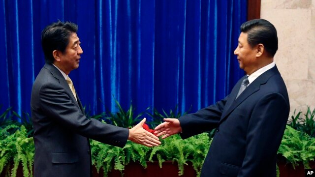 日本首相安倍与中国国家主席习近平在APEC上会面。