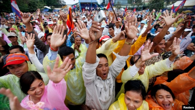 Hàng vạn người ủng hộ đảng đối lập ở Campuchia xuống đường biểu tình đòi Thủ tướng Hun Sen từ chức.