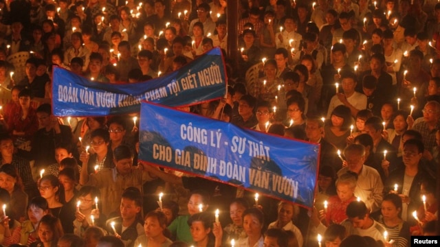 Giáo dân tổ chức thắp nến cầu nguyện cho ông Đoàn Văn Vươn và người thân sớm được phóng thích nhân dịp lễ Phục sinh tại nhà thờ Thái Hà ở Hà Nội, ngày 31/3/2013.