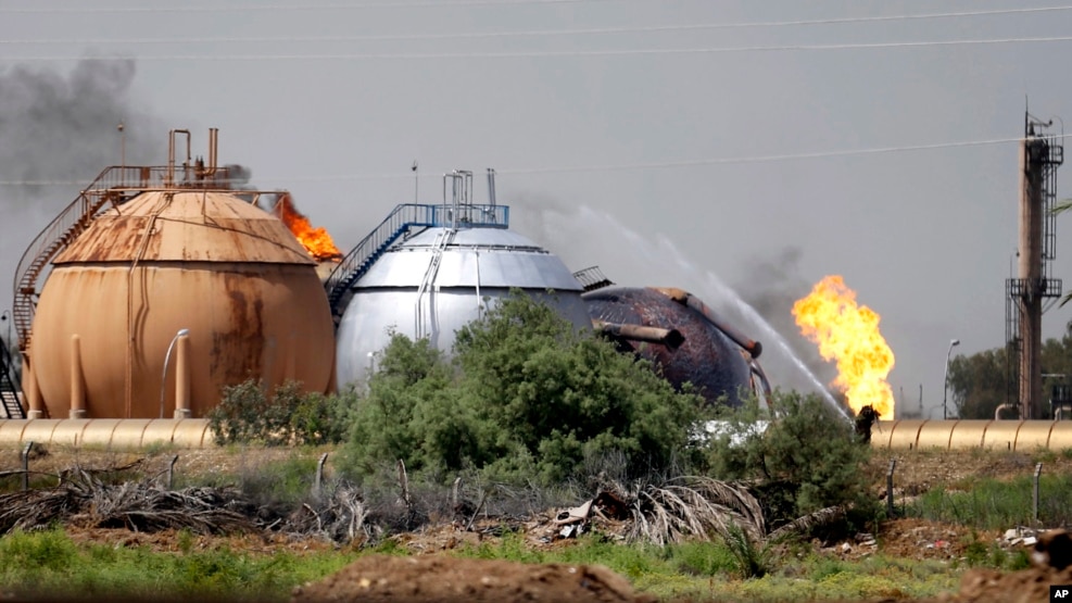 Tras la explosión, otra camioneta que transportaba seis terroristas con chalecos explosivos, se metió en las instalaciones de la planta.