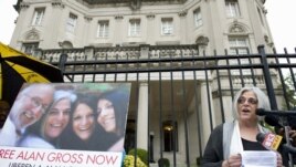 Judy Gross, la esposa de Alan Gross, habla durante una vigilia frente a la Sección de Intereses de Cuba, en Washington.