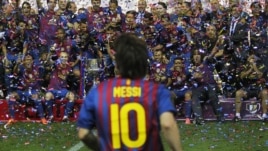 En 2012, el futbolista mejor pago del mundo, Samuel Eto'o,  llenó de elogios a Messi y dijo que "es aún mejor como persona que como jugador".